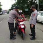 Cegah Covid-19, Kabag Ops Polres Sinjai Pimpin Bagi Bagi Masker di Jalan.