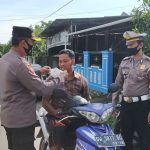 Polres Sinjai Melakukan Kegiatan Rutin Yang Ditingkatkan Dengan Bagi – Bagi Masker Secara Gratis Kepada Pengguna Jalan.