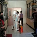 Cegah Penyebaran Covid-19 dilingkungan Kerja, Polres Sinjai Gelar Penyemprotan Disinfektan.