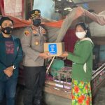 Kapolres Sinjai Turun Langsung Salurkan Bantuan Kepada Warga Terdampak PPKM Darurat.