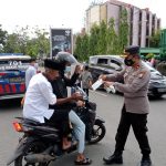 Kabag Ops Polres Sinjai Pimpin Pam Sholat Idul Adha 1442 Sekaligus Bagi Masker Kepada Jamaah