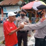 Sambil Patroli, Kasat Samapta Polres Sinjai Bagi-Bagi Masker dan Imbau Patuhi Prokes.