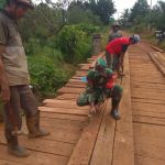 Bersama Warga Binaan, Babinsa Kodim Kendari Perbaiki Jembatan Rusak