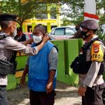 Cegah Covid-19, Sat Samapta Polres Sinjai Bagi-Bagi Masker Ke Warga Saat Patroli.