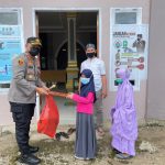 Peduli Pendidikan Agama, Kapolres Sinjai Beri Bantuan Meja Dudukan Al-Qur’an di TK TPA Masjid Babussalam Honto.