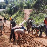 Selalu ada di tengah masyarakat, Babinsa Asera Bersama Warga Perbaiki Jalan Rusak