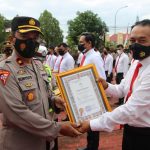 Kapolres Sinjai Berikan Reward Kepada 47 Personel Berprestasi, dan 1 Orang Warga Saat Pimpin Apel Pagi.