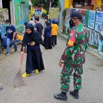 Wujudkan Lingkungan Bersih, Babinsa Bersama Mahasiswa Gotong – Royong