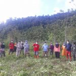 Babinsa Bersama Warga Manfaatkan Lahan Kosong Jadi Kebun Warga