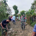 Selalu ada di tengah masyarakat, Babinsa Landono Bersama Warga Perbaiki Jalan Rusak