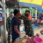 Cegah Penyebaran Covid-19, Babinsa Koramil 1417-04/ Lainea Laksanakan PPKM Skala Mikro Di Pasar