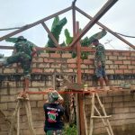 Anggota Satgas Pra TMMD Konsentrasi Pasang Batako