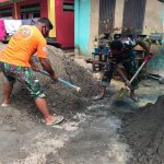 Pasang Batako, Anggota Satgas Pra TMMD Mengayak Pasir dan Semen