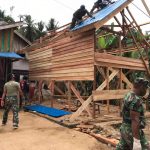 Satgas Pra TMMD Pasang Atap Istana Kecil Ibu Sulfiani