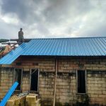 Bersama Warga, Satgas Pra TMMD Gotong Royong Pasang Atap Rumah Pak Hasdi