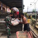 Bermodalkan Semangat, Anggota Satgas Pra TMMD 112 Bersama Warga Langsir Material Semen