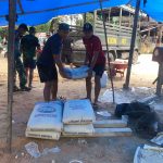 Anggota Satgas Pra TMMD Langsir Material Semen Bersama-sama