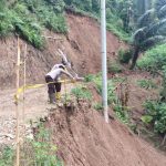 Jaga Keselamatan Warga, Polsek Sinjai Borong Pasang Police Line di Area Longsor.