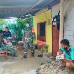 Anggota Satgas TMMD Reguler ke-112 Berbaur dan Makan Bersama Warga