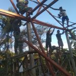Anggota Satgas Pra TMMD 112 Bersama Warga Lanjutkan Pemasangan Kerangka Atap