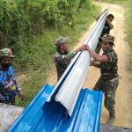 Anggota Satgas Pra TMMD Langsir Material Atap Spandek 22 Lembar Bersama-sama