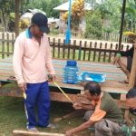 Wujudkan Lingkungan Kondusif, Babinsa Kodim Kendari Bantu Warga Bangun Pos Kamling