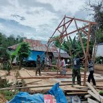 Kebersamaan Anggota Satgas Pra TMMD 112 Bersama Warga Bangun Rangka Rumah