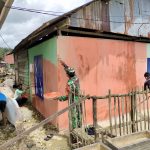 Kebersamaan Satgas Pra TMMD 112 Bersama Warga Percantik Rumah