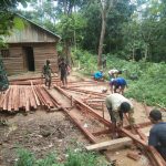 Bersama Warga, Satgas TMMD 112 Gotong Royong Rakit Rangka Rumah