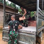 Anggota Satgas Pra TMMD Langsir Material Semen Dan Batako Dengan Tepat Waktu