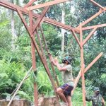 Satgas Pra TMMD Merakit Rangka Kuda-Kuda Atap Bapak Laode Tizai