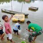 Hilangkan Rasa Penat, Satgas Pra TMMD 112 Cari Ikan Bersama Anak-Anak