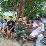 Saling Berbagi Pengalaman Antara Anggota Satgas Pra TMMD Dengan Warga