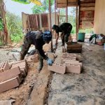 Pasang Batako, Anggota Satgas Pra TMMD Mengayak Pasir dan Semen