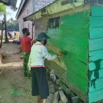 Bantu Satgas TMMD, Ibu Malaerni Lakukan Pengecetan Rumahnya