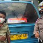 Satlantas Polres Sinjai Imbau Warga Prokes Melalui Pemasangan Stiker Ayo Pakai Masker