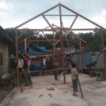 Bangun Budaya Lokal, Anggota Satgas Pra TMMD 112 Bersama Warga Bangun Rangka Rumah