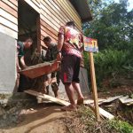 Ketangkasan Prajurit Satgas Pra TMMD-112 Terus Membangun Rumah Warga