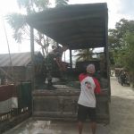 Anggota Satgas Pra TMMD Kembali Langsir Material Atap Spandek Bersama Warga