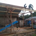 Satgas Pra TMMD Pasang Atap Istana Kecil Ibu Nurli Sinta