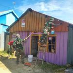 Pakai Alat Sederhana, Satgas TMMD Kodim Kendari Semangat Mengecat Dinding Rumah Warga