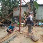 Warga Bersama Satgas Pra TMMD Gotong Royong Bangun Rumah Tidak Layak Huni (RTLH)