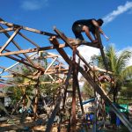 Iswanto Bersama Satgas Pra TMMD 112 Siapkan Kerangka Atap Rumah