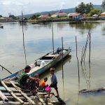 Jalin Keakraban dengan Anak-anak, Satgas TMMD Ikut Cari Ikan Bersama