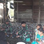 Satgas TMMD Anjangsana Kerumah Warga Bantu Kupas Kerang