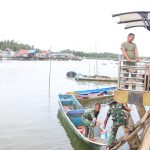 Angkut Material, Satgas TMMD Gunakan Perahu 