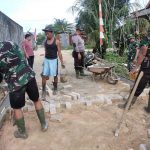 Sejumlah Warga Antusias Bantu Satgas TMMD Pasang Paving Blok