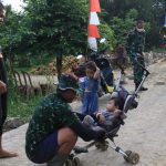 Obati Kerinduan Si Buah Hati di Rumah, Anggota Satgas TMMD Bermain Bersama Anak-anak