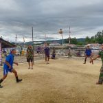 Jaga Tubuh Tetap Prima, Personel Satgas TMMD Ajak Remaja Main Sepak Takraw