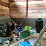 Anak Kecil Tak Takut Tentara Antusias Ikut Campur Tangan Bersama Anggota Satgas TMMD 112